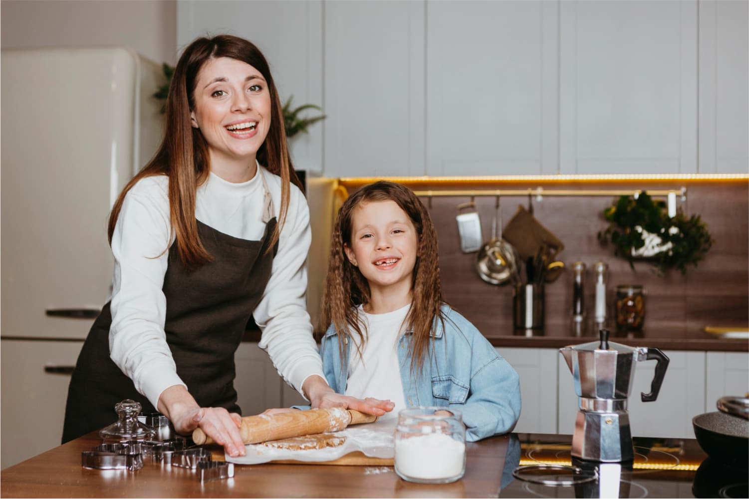 Mamá y su hija disfruntando el momento de su vida en una cocina hecha en Casa Áurea