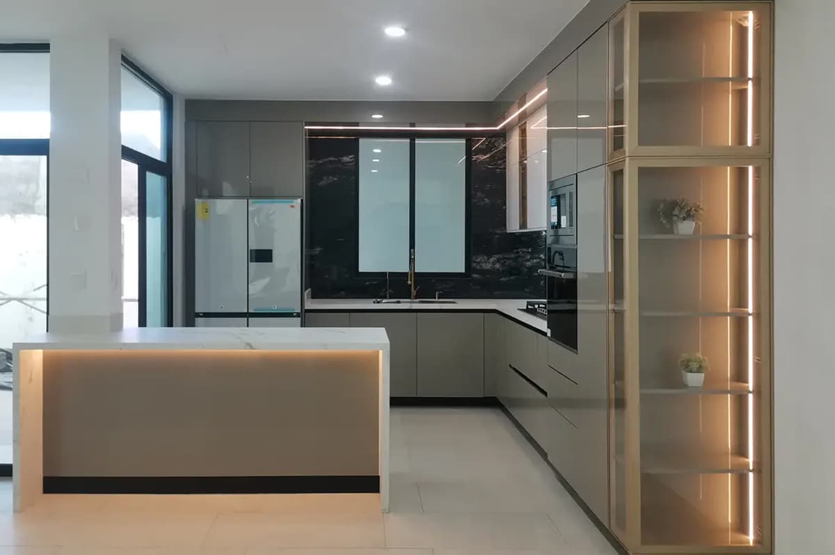 Proyecto Alcalá del Rey: cocina moderna en Culiacán con península y vitrinas LED