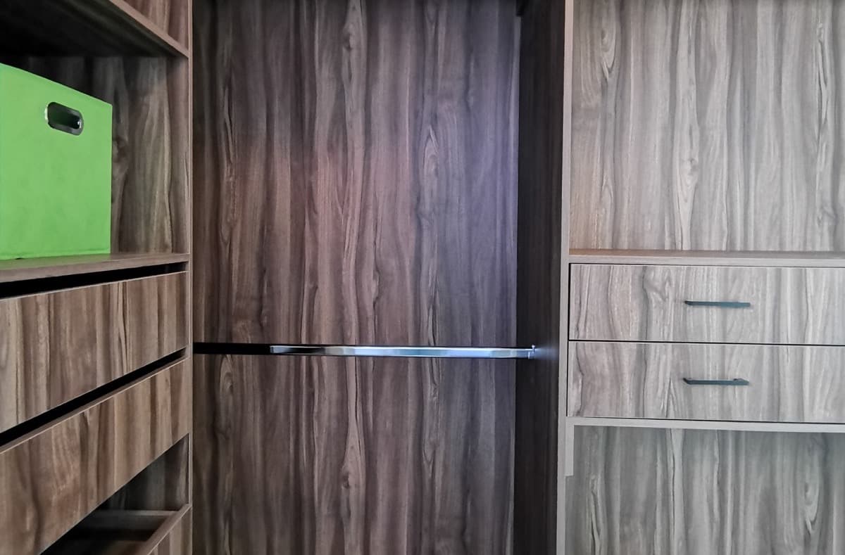 Vestidor a medida con acabados de madera en Culiacán